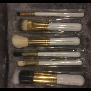 Travel size makeup brushes